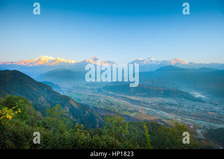Machapuchare Peak und Pokhara/Seti River Tal am Morgen von Sarangkot Stockfoto