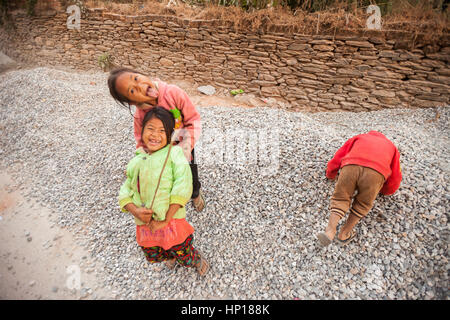 BANDIPUR, NEPAL - 21. Dezember 2016: nepalesische Kinder spielen, um für die Kamera, 21. Dezember 2016 in Bandipur, Nepal Stockfoto