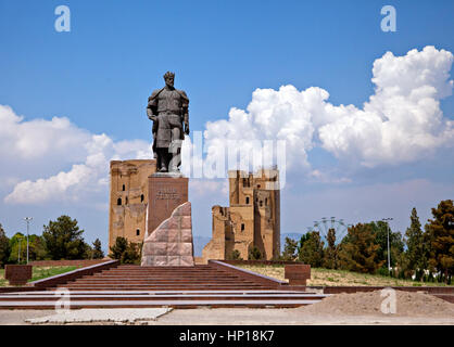 Statue von Timur und Ruinen des Ak Saray Palastes in Shahrisabz, Usbekistan Stockfoto