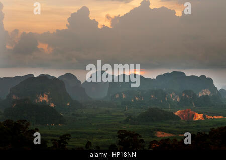 Sonnenuntergang Blick von der Schönheit Berge von buddhistischen Schrein und die Statue auf dem Gipfel des Berges in Richtung Tiger Cave Tempel (Wat Tham Sua), Krabi, Thailand. Stockfoto