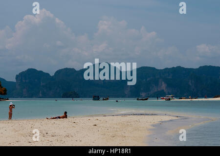 Besucher auf der exotischen weißen Sandstrand Ko Tup Insel vor Ao Nang Thailand.  Ko Poda ist eine Insel vor der West-Küste von Thailand, in der Provinz Krabi, eine Stockfoto