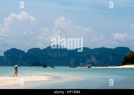 Besucher auf der exotischen weißen Sandstrand Ko Tup Insel vor Ao Nang Thailand.  Ko Poda ist eine Insel vor der West-Küste von Thailand, in der Provinz Krabi, eine Stockfoto