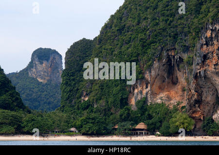 Glückliche Insel, Hut Phra Nang Beach, Railay, Provinz Krabi, Thailand, Südostasien, Asien. Sein Hut Phra Nang Beach, Railay Beach, bildet einen der wichtigsten Stockfoto