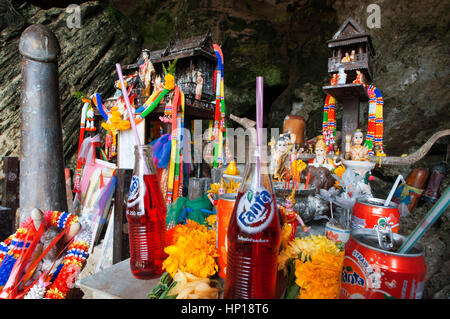 Phra Nang Höhle bei hat Phra Nang Beach, Rai Leh, railey, Andaman Sea, Thailand. Tham Phra Nang (Höhle von der Prinzessin) sculpted Phallus widmen, f Stockfoto