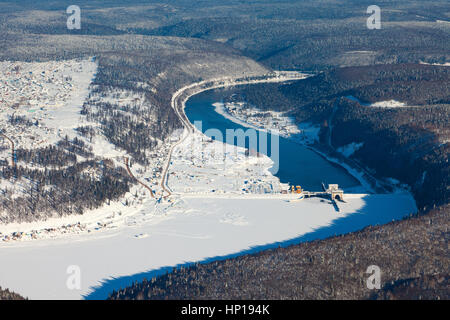 Wasserkraftwerk am Bergfluss im Winter, Top Aussicht Stockfoto