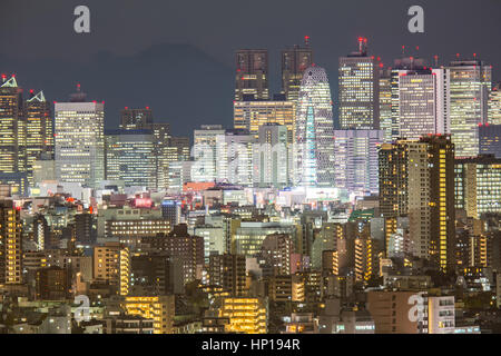 Skyline von Tokyo Shinjuku Stadtbild Nacht und Berg Fuji in Japan Stockfoto