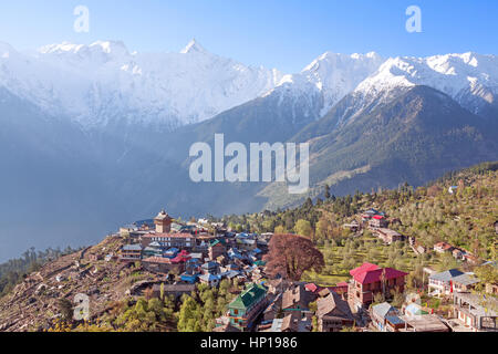 Malerische Aussicht über Kalpa Dorf (2960 m) und Heiligen Kinnaur Kailash-Gipfel bei Sonnenaufgang. Spiti Tal, Himachal Pradesh, Indien. Stockfoto