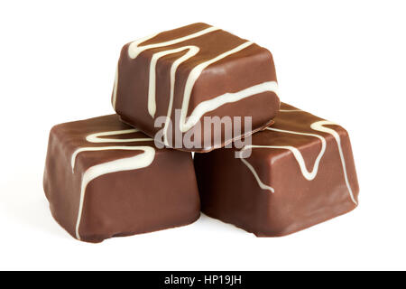 Kleine Schokolade Kuchen (Mignon) mit Sahne isoliert auf weißem Hintergrund Stockfoto