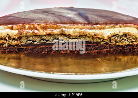 Karamell-Sahne-Torte mit Nüssen und Schokolade Hälfte in Scheiben geschnitten. Hausgemachte leckere dessert Stockfoto