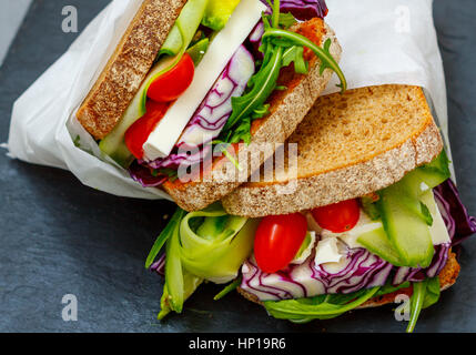 Zwei vegetarische Sandwiches mit Feta-Käse und Gemüse, Ernährung, Vitamin snack. Stockfoto