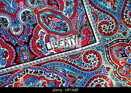 Liberty-Paisley-Muster Seidenschal von Liberty London die neuesten Markt-Kaufhaus. Stockfoto