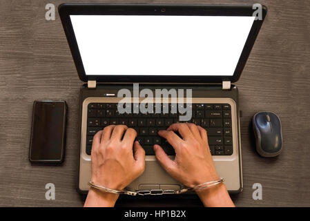 Dunkler Farbton von Cyber-Kriminalität, Hacking, Mobbing gegen Gesetz mit Handschellen-Konzept Stockfoto