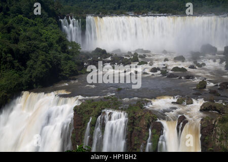 Foz do Iguaçu, Brasilien. Februar 2017. Blick auf Wasserfälle während des sonnigen Tages in Iguaçu Nationalpark, Parana Staat, Brasilien. Quelle: Andre M. Chang/Alamy Live News Stockfoto