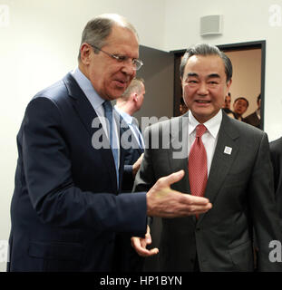 Bonn, Deutschland. 16. Februar 2017. Chinese Foreign Minister Wang Yi (R) trifft sich mit seinem russischen Amtskollegen Sergej Lawrow auf der Gruppe der zwanzig (G20) ausländische Ministertreffen in Bonn, Deutschland, 16. Februar 2017. Bildnachweis: Luo Huanhuan/Xinhua/Alamy Live-Nachrichten Stockfoto