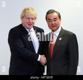 Bonn, Deutschland. 16. Februar 2017. Chinese Foreign Minister Wang Yi (R) schüttelt Hände mit seinem britischen Amtskollegen Boris Johnson die Gruppe der zwanzig (G20) ausländische Ministertreffen in Bonn, Deutschland, 16. Februar 2017. Bildnachweis: Luo Huanhuan/Xinhua/Alamy Live-Nachrichten Stockfoto