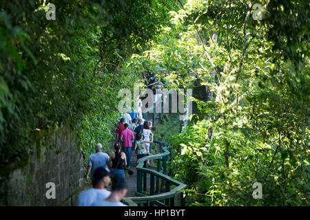 Foz do Iguaçu, Brasilien. 16. Februar 2017. Blick der Besucher auf "Trilha Das Cataratas" Trail (der Weg der Wasserfälle) sonnigen Tag im Nationalpark Iguaçu, Bundesstaat Parana, Brasilien. Bildnachweis: Andre M. Chang/ARDUOPRESS/Alamy Live-Nachrichten Stockfoto