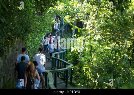 Foz do Iguaçu, Brasilien. 16. Februar 2017. Blick der Besucher auf "Trilha Das Cataratas" Trail (der Weg der Wasserfälle) sonnigen Tag im Nationalpark Iguaçu, Bundesstaat Parana, Brasilien. Bildnachweis: Andre M. Chang/ARDUOPRESS/Alamy Live-Nachrichten Stockfoto