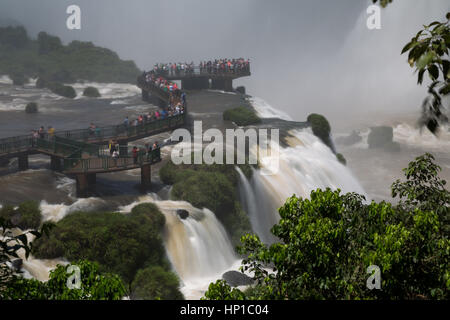 Foz do Iguaçu, Brasilien. 16. Februar 2017. Blick der Besucher auf "Garganta do Diabo" (Teufelskehle) Gehweg an sonnigen Tag im Nationalpark Iguaçu, Bundesstaat Parana, Brasilien. Bildnachweis: Andre M. Chang/ARDUOPRESS/Alamy Live-Nachrichten Stockfoto