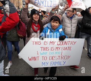 Chicago, USA. 16. Februar 2017. Menschen halten Postkarten beteiligen sich an einem Protest zu zeigen, wie wichtig sind Einwanderer Amerikas Wirtschaft der Tag ohne Einwanderer an Union Park von Chicago, die Vereinigten Staaten, 16. Februar 2017. Bildnachweis: Wang Ping/Xinhua/Alamy Live-Nachrichten Stockfoto