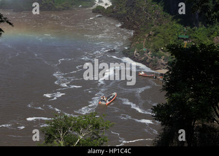 Foz do Iguacu, Brasilien. Februar 2017. Bootsfahrt auf dem Fluss Iguacu bis zu den Wasserfällen während des sonnigen Tages im Nationalpark Iguacu, Parana, Brasilien. Anm.: Andre M. Chang/Alamy Live News Stockfoto