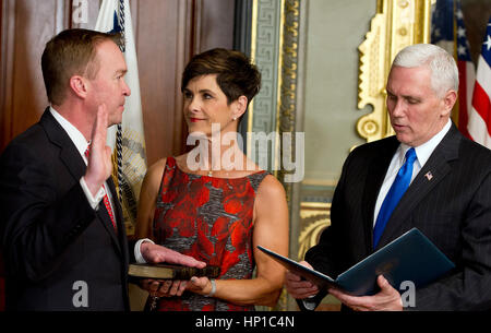 US-Vize-Präsident Mike Pence, Recht, schwört-im ehemaligen US-Vertreter Mick Mulvaney (Republican of South Carolina), Zentrum, Direktor des Office of Management and Budget (OMB) in der Vice President zeremonielle Amt im Weißen Haus in Washington, DC auf Donnerstag, 16. Februar 2017 sein. Mulvaney Frau Pamela West Mulvaney, hält die Bibel im Zentrum. Bildnachweis: Ron Sachs/Pool über CNP /MediaPunch Stockfoto