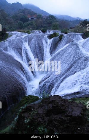 Anshun, Anshun, China. 17. Februar 2017. Anshun, CHINA-Februar 17 2017: (nur zur redaktionellen Verwendung. CHINA HERAUS). Die Silberne Halskette förmige Wasserfall in der malerischen Gegend von Huangguoshu-Wasserfall in Anshun, Guizhou Provinz Südwest-China, 17. Februar 2017. Die Silberne Halskette Wasserfall geformt wird als der schönste Wasserfall in der landschaftlich reizvollen Gegend gefeiert. Bildnachweis: SIPA Asien/ZUMA Draht/Alamy Live-Nachrichten Stockfoto