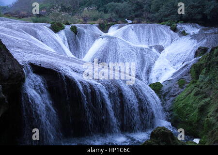 Anshun, Anshun, China. 17. Februar 2017. Anshun, CHINA-Februar 17 2017: (nur zur redaktionellen Verwendung. CHINA HERAUS). Die Silberne Halskette förmige Wasserfall in der malerischen Gegend von Huangguoshu-Wasserfall in Anshun, Guizhou Provinz Südwest-China, 17. Februar 2017. Die Silberne Halskette Wasserfall geformt wird als der schönste Wasserfall in der landschaftlich reizvollen Gegend gefeiert. Bildnachweis: SIPA Asien/ZUMA Draht/Alamy Live-Nachrichten Stockfoto