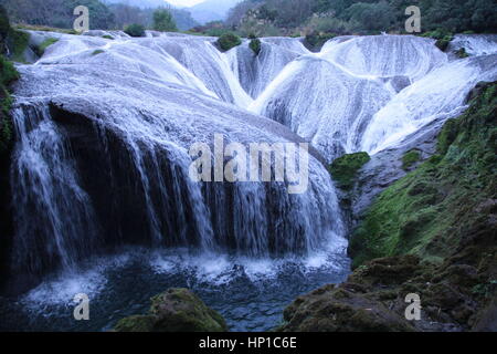 Anshun, Anshun, China. 17. Februar 2017. Anshun, CHINA-Februar 17 2017: (nur zur redaktionellen Verwendung. CHINA HERAUS). Die Silberne Halskette förmige Wasserfall in der malerischen Gegend von Huangguoshu-Wasserfall in Anshun, Guizhou Provinz Südwest-China, 17. Februar 2017. Die Silberne Halskette Wasserfall geformt wird als der schönste Wasserfall in der landschaftlich reizvollen Gegend gefeiert. Bildnachweis: SIPA Asien/ZUMA Draht/Alamy Live-Nachrichten Stockfoto