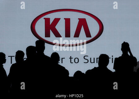 Toronto, Kanada. 16. Februar 2017. Silhouetten der Teilnehmer an den KIA wartet der Bühne während 2017 Canadian International Autoshow Medienvorschau Tag im Toronto Metro Convention Centre. Dominic Chan/EXimages/Alamy Live-Nachrichten Stockfoto