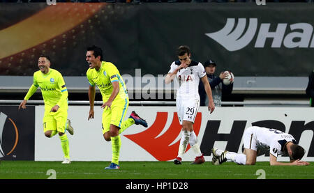 Gent. 16. Februar 2017. Jeremy Perbet(2nd L) Gent feiert scoring während der UEFA Europa League-Partie zwischen KAA Gent und Tottenham Hotspur an der Ghelamco Arena in Gent, Belgien West am 16. Februar 2017. Gent gewann 1: 0. Bildnachweis: Gong Bing/Xinhua/Alamy Live-Nachrichten Stockfoto