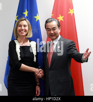 Bonn, Deutschland. 16. Februar 2017. Chinese Foreign Minister Wang Yi (R) schüttelt die Hand mit der Europäischen Union (EU) Außenbeauftragte Federica Mogherini der Gruppe der zwanzig (G20) ausländische Ministertreffen in Bonn, Deutschland, 16. Februar 2017. Bildnachweis: Luo Huanhuan/Xinhua/Alamy Live-Nachrichten Stockfoto