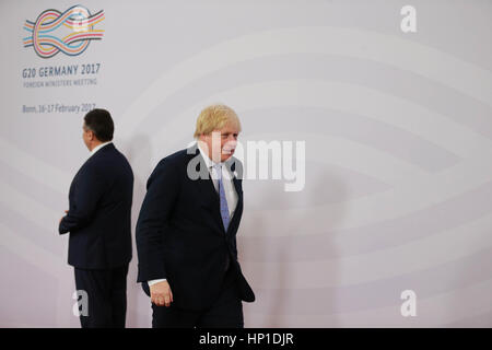 Bonn, Deutschland. 16. Februar 2017. Britische Foreign Secretary Boris Johnson (R) besucht die Gruppe der zwanzig (G20) ausländische Ministertreffen in Bonn, Deutschland, am 16. Februar 2017. Außenminister der G20 tagte hier am Donnerstag zu einem zweitägigen Treffen zur internationalen Diskussion über Nachhaltigkeit, Konfliktprävention und Zusammenarbeit mit Afrika. Bildnachweis: Luo Huanhuan/Xinhua/Alamy Live-Nachrichten Stockfoto