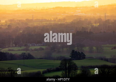 Ein goldener Sonnenaufgang über ländliche Flintshire nahe dem Dorf Rhosesmor Stockfoto