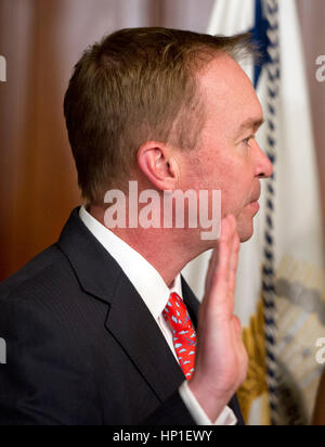 Washington, USA. 16. Februar 2017. Ehemaliger US-amerikanischer Jurist Mick Mulvaney (Republican of South Carolina) nimmt den Amtseid, Direktor des Office of Management and Budget (OMB) in der Vice President zeremonielle Amt im Weißen Haus in Washington, DC auf Donnerstag, 16. Februar 2017 zu sein. Bildnachweis: Ron Sachs/Pool über CNP Foto: Ron Sachs/Consolidated/Dpa/Alamy Live News Stockfoto