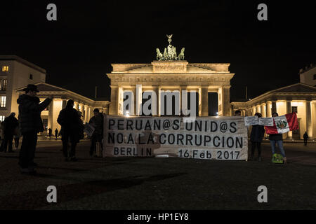 16. Februar 2017 - Berlin, Berlin, Deutschland - eine kleine Gruppe von indigenen Peruaner demonstrieren vor dem Brandenburger Tor gegen Korruption in Peru nach dem ehemaligen peruanischen Präsidenten ALEJANDRO TOLEDO mit einen internationalen Haftbefehl gesucht wird. TOLEDO ist mit Korruptionsvorwürfen konfrontiert. (Kredit-Bild: © Jan Scheunert über ZUMA Draht) Stockfoto