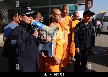 Pathum Thani, Thailand. 17. Februar 2017. Mitglieder für die Thailand Abteilung der speziellen Untersuchung (DSI) Suche nach Phra Dhammajayo im Wat Dhammakaya Tempel in der Provinz Pathum Thani, Thailand, 17. Februar 2017. Laut lokalen Medien hatten die Ermittler konnte Phra Dhammajayo, den ehemaligen Abt des Tempels Wat Dhammakaya finden, Geldwäsche, bei der zweiten Suche innerhalb der Tempelanlage am Freitag angeklagt wurde. Bildnachweis: Rachen Sageamsak/Xinhua/Alamy Live-Nachrichten Stockfoto