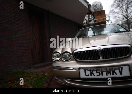 Krefeld, Deutschland. 17. Februar 2017. Ein Auto mit britischen Kennzeichen außerhalb entwarf Mies van der Rohe Haus Lange in Krefeld, Deutschland, 17. Februar 2017. Skandinavische Künstlerduo Michael Elmgreen (Dänemark) und Ingar Dragset (Norwegen) den Lauf des Hauses für eine Kunstinstallation gegeben haben, die das Thema aufgreift Großbritanniens Entscheidung der Europäischen Union bekannt als "Brexit" zu verlassen. Das Stück im Mittelpunkt einer deutschen Familie Großbritannien und seiner Rückkehr nach Deutschland im Zuge des Referendums. Foto: Federico Gambarini/Dpa/Alamy Live News Stockfoto