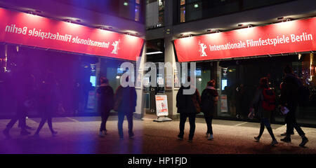 Fußgänger gehen vorbei an einem Banner-Werbung der 67. Berlinale Filmfestspiele nahe dem Berlinale-Palast in Berlin, Mitteldeutschland, 16. Februar 2017. Foto: Jens Kalaene/Dpa-Zentralbild/dpa Stockfoto