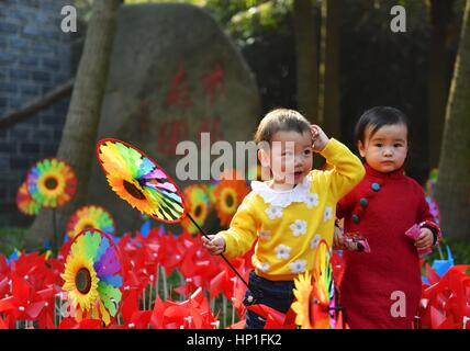 Der chinesischen Nanchang, Jiangxi Provinz. 17. Februar 2017. Kinder spielen im Park Tianxiang in Nanchang, Hauptstadt der Osten Chinas Jiangxi Provinz, 17. Februar 2017. Tianxiang Park war mit mehr als 2.000 Arten von Windräder verziert. Bildnachweis: Hu Chenhuan/Xinhua/Alamy Live-Nachrichten Stockfoto