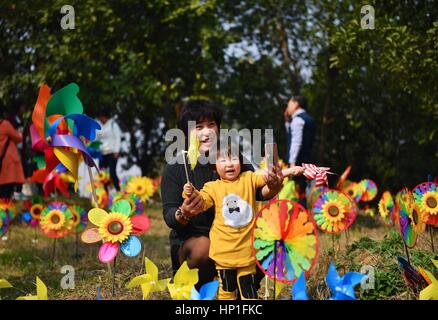 Der chinesischen Nanchang, Jiangxi Provinz. 17. Februar 2017. Touristen besuchen Tianxiang Park in Nanchang, Hauptstadt der Osten Chinas Jiangxi Provinz, 17. Februar 2017. Tianxiang Park war mit mehr als 2.000 Arten von Windräder verziert. Bildnachweis: Hu Chenhuan/Xinhua/Alamy Live-Nachrichten Stockfoto