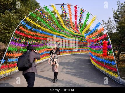 Der chinesischen Nanchang, Jiangxi Provinz. 17. Februar 2017. Ein Tourist posiert für Fotos in Tianxiang Park in Nanchang, Hauptstadt der Osten Chinas Jiangxi Provinz, 17. Februar 2017. Tianxiang Park war mit mehr als 2.000 Arten von Windräder verziert. Bildnachweis: Hu Chenhuan/Xinhua/Alamy Live-Nachrichten Stockfoto