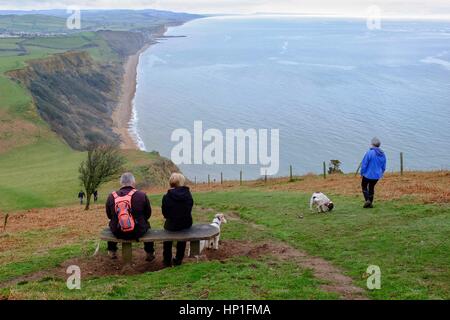 West Bay, Dorset, UK. 17. Februar 2017. Wanderer haben eine Pause mit Blick auf West Bay und Chesil Beach, wie ungewöhnlich warmes Wetter an der Südküste Kredit weiter: Tom Corban/Alamy Live News Stockfoto