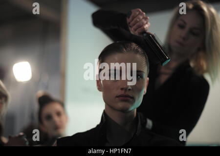 London, UK. 17. Februar 2017. Hinter den Kulissen bei der London Fashion Week vorbereiten Modelle, Monteure, Stylisten und Visagisten für die Teatum Jones Laufsteg-Präsentation.  © Simon King / Alamy Live News Stockfoto