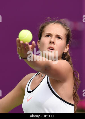 Doha, Katar. 17. Februar 2017. Daria Kasatkina Russlands dient während der Frauen Singles Viertelfinalspiel gegen Monica Puig von Puerto Rico am WTA Qatar Open 2017 bei der internationalen Khalifa Tennis Komplex von Doha, Qatar, 17. Februar 2017. Bildnachweis: Nikku/Xinhua/Alamy Live-Nachrichten Stockfoto