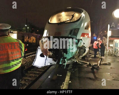 Frankfurt Am Main, Deutschland. 17. Februar 2017. HANDOUT - zeigt ein Image zur Verfügung gestellt von der deutschen Bundespolizei Deutsche Bahn (DB) Arbeitnehmer Inspektion der zerknitterten Lokomotive ein Intercity Express (ICE)-Zug, der in Griesheim Bahnhof in Frankfurt Am Main, Deutschland, 17. Februar 2017 entgleist. Die leere Zug stürzte in einen Puffer vor dem Sprung die Tracks ganz frühen Freitagmorgen. Niemand wurde bei dem Unfall verletzt. (Achtung Redaktion: Editorial/obligatorischen Credits verwenden: Bundespolizei/Dpa.) Foto: Bundespolizei/Dpa/Alamy Live News Stockfoto