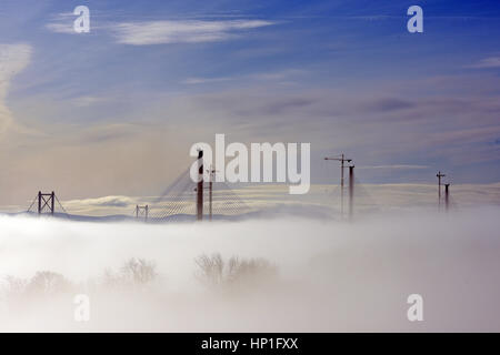 Inverkeithing, Schottland. 17. Februar 2017. Die Türme des neuen Queensferry Crossing Brücke über den Forth-Mündung Aufstieg aus den Morgennebel, mit den Türmen der bestehenden Straßenbrücke im Hintergrund, Credit: Ken Jack/Alamy Live News Stockfoto