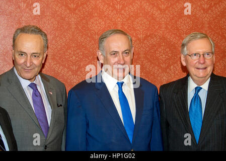 Eine parteiübergreifende Gruppe von Senatoren der Vereinigten Staaten posieren für ein Foto mit Premierminister Benjamin Netanyahu in der US-Kapitol in Washington, DC auf Mittwoch, 15. Februar 2017. Von links nach rechts: US Senat Minority Leader Chuck Schumer (Demokrat aus New York); Ministerpräsident Netanjahu; und US Senat Majority Leader Mitch McConnell (Republikaner von Kentucky). Bildnachweis: Ron Sachs/CNP - NO-Draht-SERVICE - Foto: Ron Sachs/Consolidated/Dpa Stockfoto