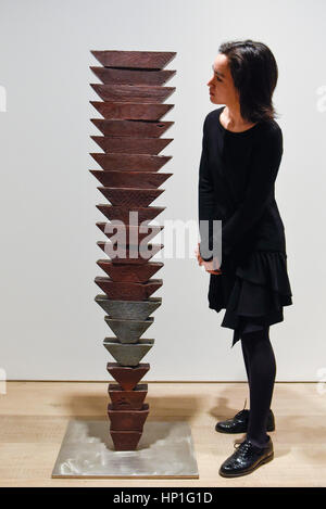 London, UK.  17. Februar 2017.  Ein Bediensteter Ansichten "Untitled (The Wedges)" von Louise Bourgeois, sich eine Vorschau von "Traumata: Bourgeois/Kusama".  Die gemeinsame Ausstellung widmet sich das Werk von Louise Bourgeois und Yayoi Kusama, und findet bei Sotheby's S/2 Galerie 23 Februar bis 13 April. Bildnachweis: Stephen Chung / Alamy Live News Stockfoto