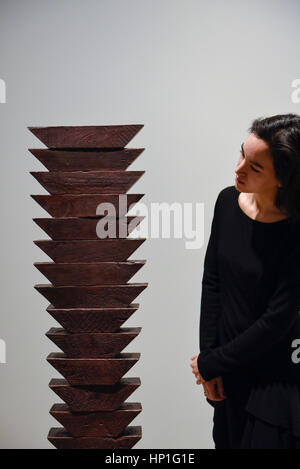 London, UK.  17. Februar 2017.  Ein Bediensteter Ansichten "Untitled (The Wedges)" von Louise Bourgeois, sich eine Vorschau von "Traumata: Bourgeois/Kusama".  Die gemeinsame Ausstellung widmet sich das Werk von Louise Bourgeois und Yayoi Kusama, und findet bei Sotheby's S/2 Galerie 23 Februar bis 13 April. Bildnachweis: Stephen Chung / Alamy Live News Stockfoto