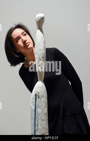 London, UK.  17. Februar 2017.  Ein Bediensteter Ansichten "Säule" von Louise Bourgeois, sich eine Vorschau von "Traumata: Bourgeois/Kusama".  Die gemeinsame Ausstellung widmet sich das Werk von Louise Bourgeois und Yayoi Kusama, und findet bei Sotheby's S/2 Galerie 23 Februar bis 13 April.  Bildnachweis: Stephen Chung / Alamy Live News Stockfoto